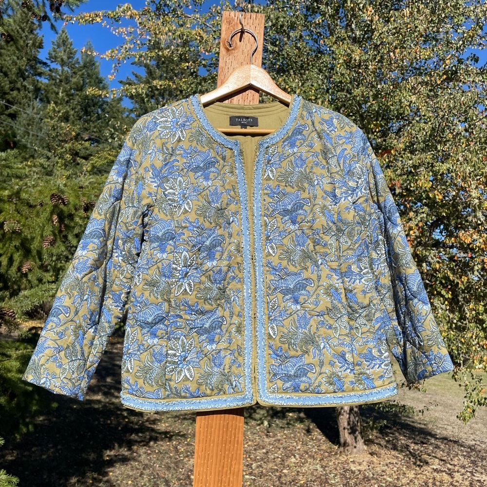 Beautiful Talbots quilted floral cotton jacket green blue, Size Medium Petite.